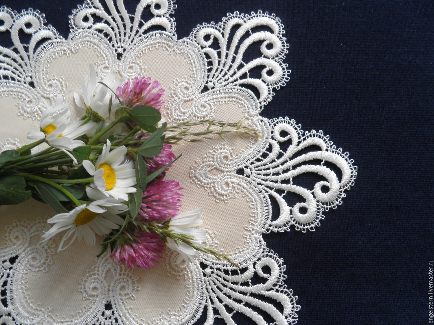 кружевная салфетка на столе. кружевная салфетка на коклюшках. салфетница ажурная. салфетка с кружевом. салфетка обшитая кружевом.