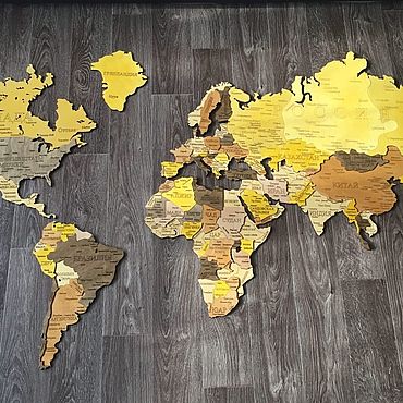 Карта мира из дерева в интерьере