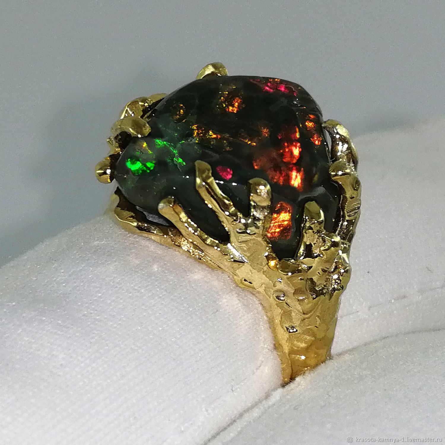Золотое кольцо с натуральным опалом