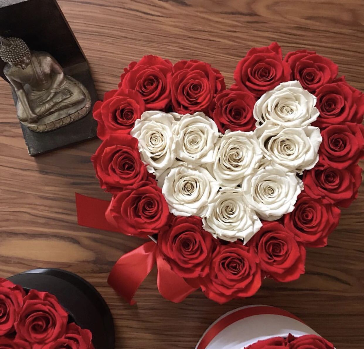 Красиво разместить 15 роз в коробочке-сердце