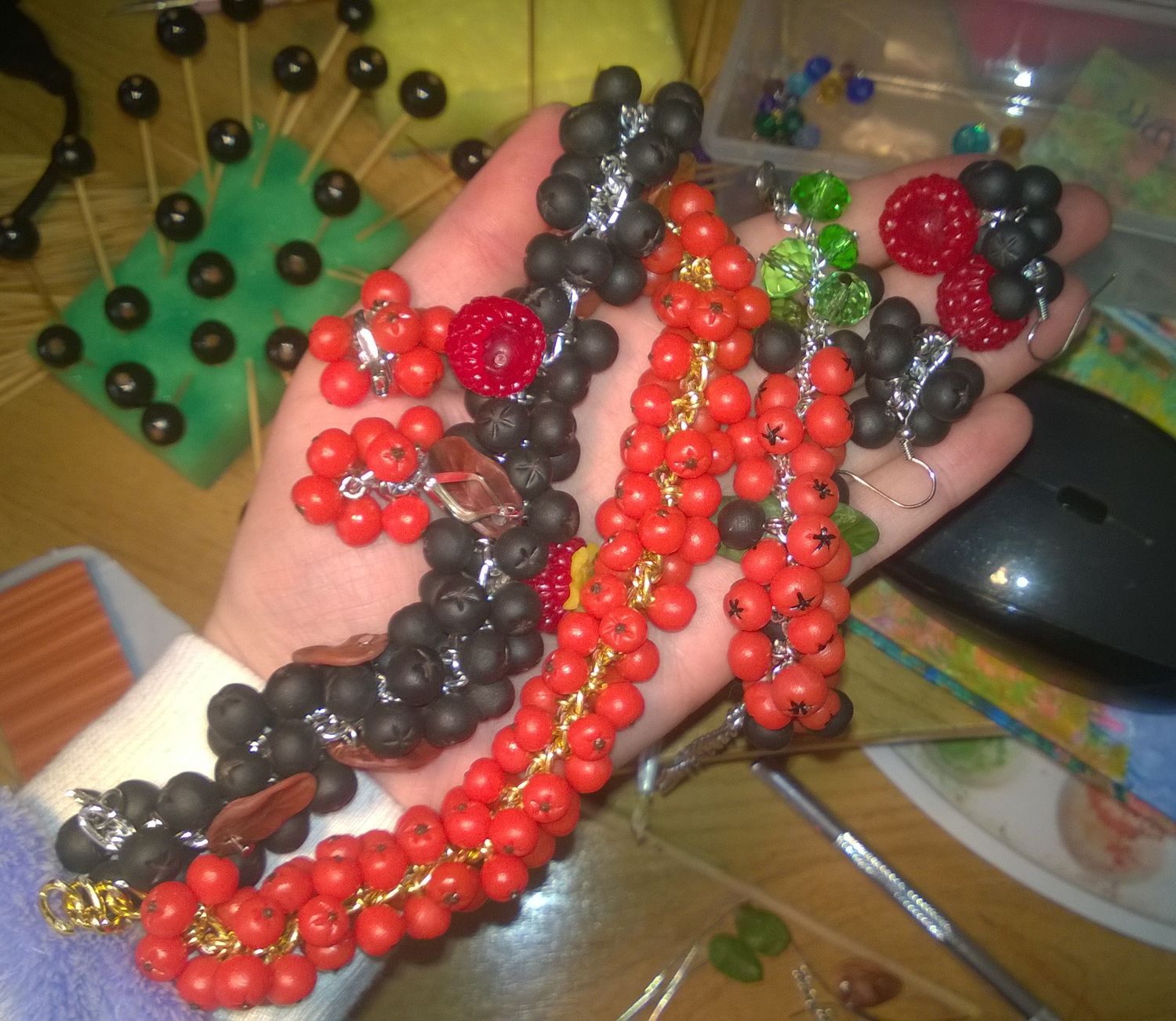 Процесс сборки украшений