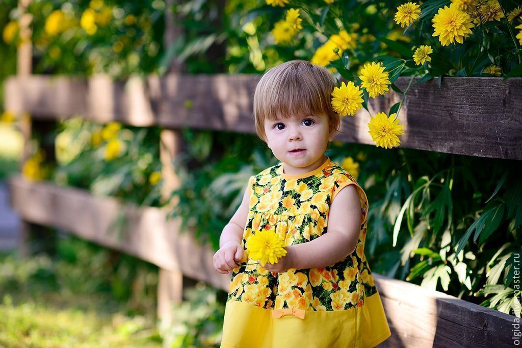 Ребенок в желтом игра фото