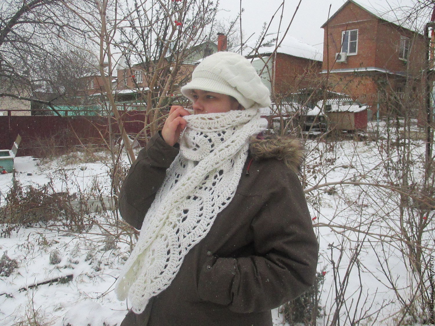 Шарф снуд крючком. Ярмарка мастеров шарф зимний пэтчворк. "ажурный шарф kristin benecken". Вязаный шарф крючком. Шарф связанный крючком.