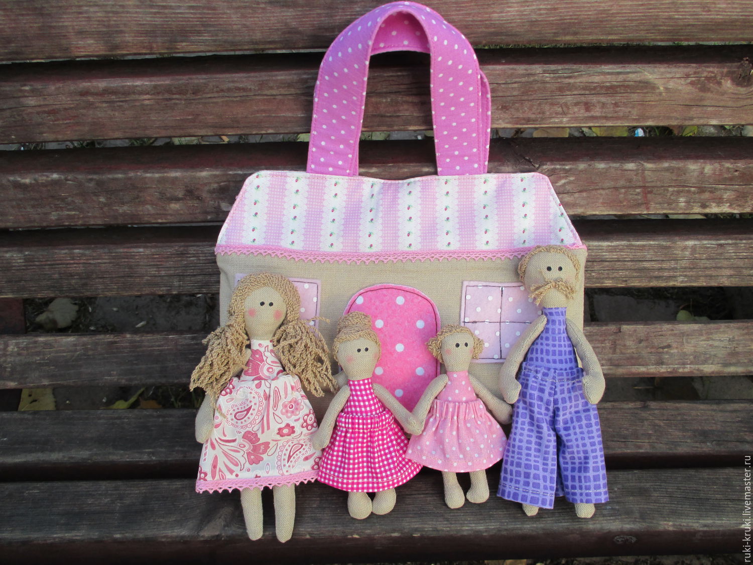 Куклы игрушки своими руками. Текстильный домик для куклы. Домик из ткани для куклы. Домик для кукол в сумочке. Кукольный домик из фетра.