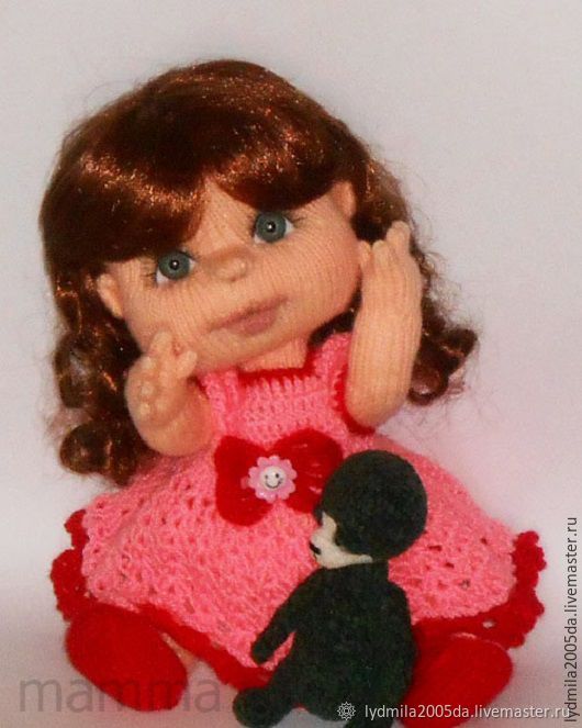 Вяжем большие куклы. Большие вязаные куклы. Куклы амигуруми. Ребенок с вязаной куклой. Вязаные куклы крючком.