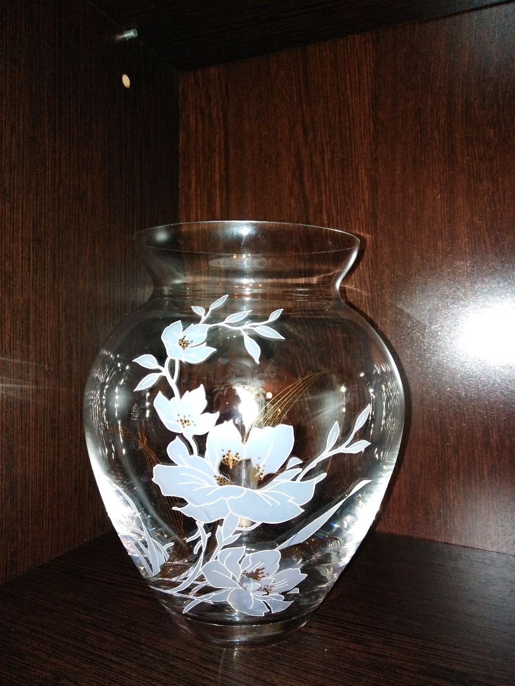 Букет роз в вазе из чешского стекла. Стеклянная вазочка. Вазы стеклянные Винтажные. Вазы чешское стекло. Прозрачные стеклянные вазочки.