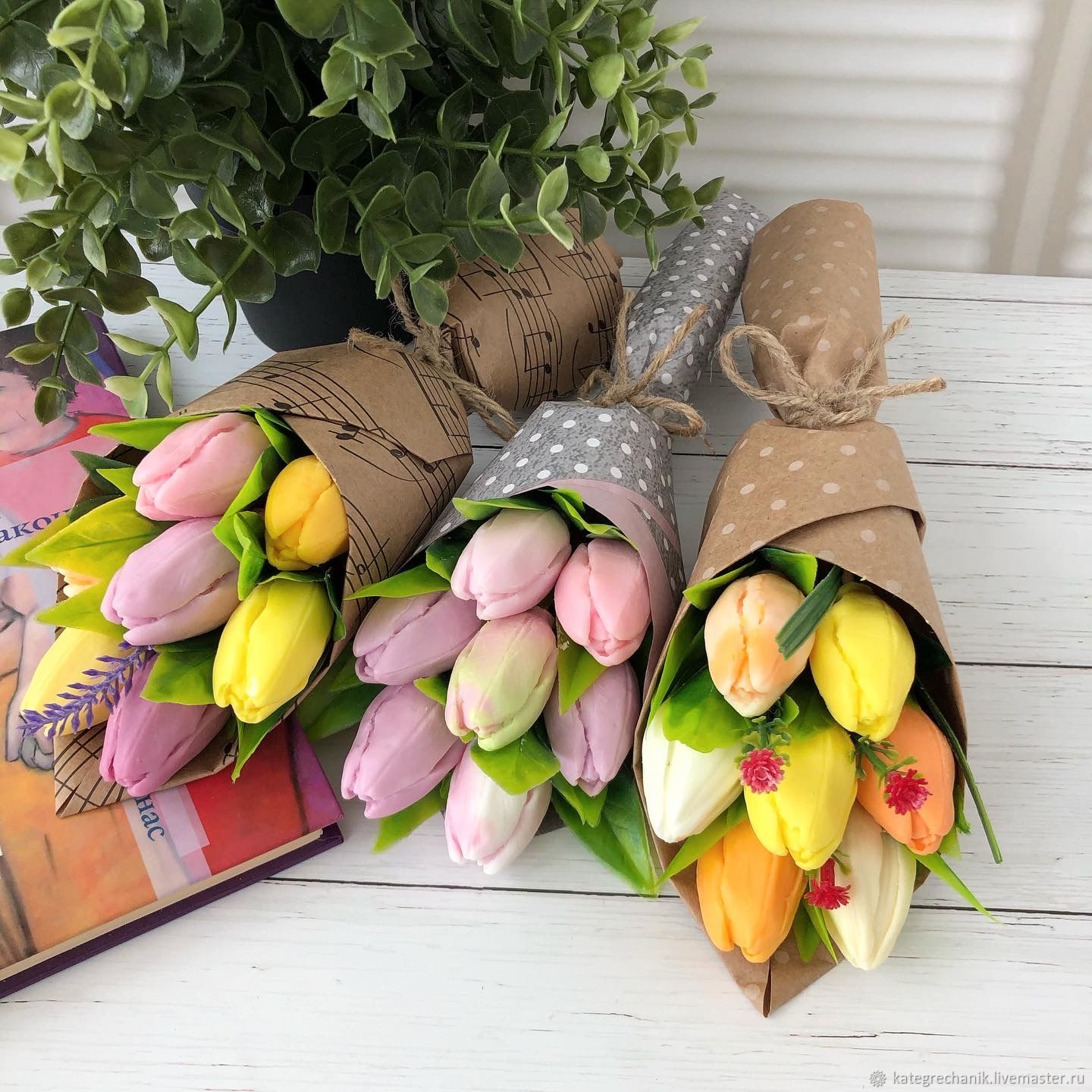 Букет тюльпанов в крафт -бумаге в интернет-магазине Ярмарка Мастеров по цене 400 ₽ – HXGW5RU