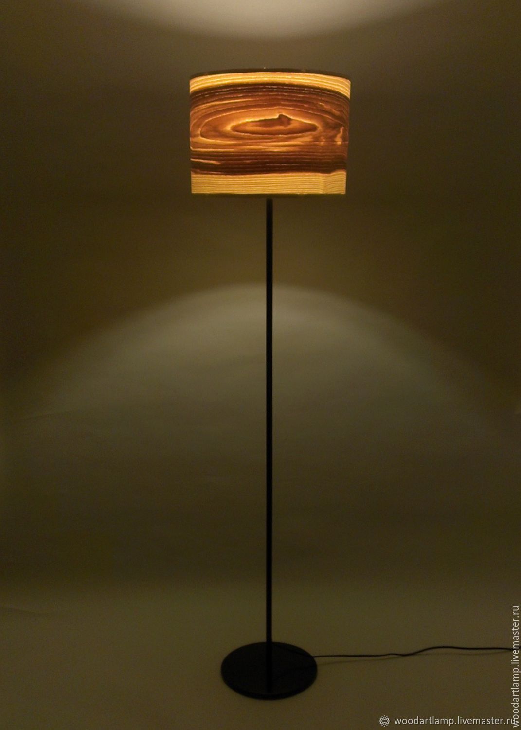 Лампа из шпона Сапеле