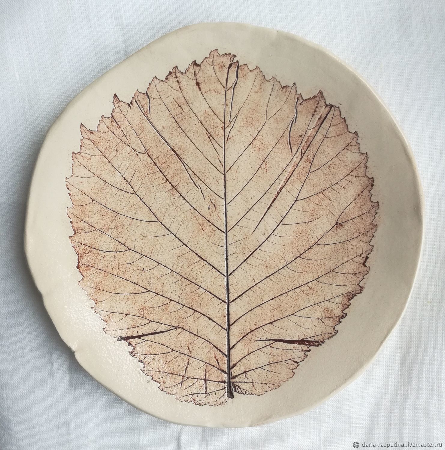 Тарелки с оттисками листьев керамика