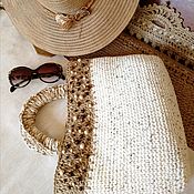 Jute knitted shopper bag with long handles from with a keychain
