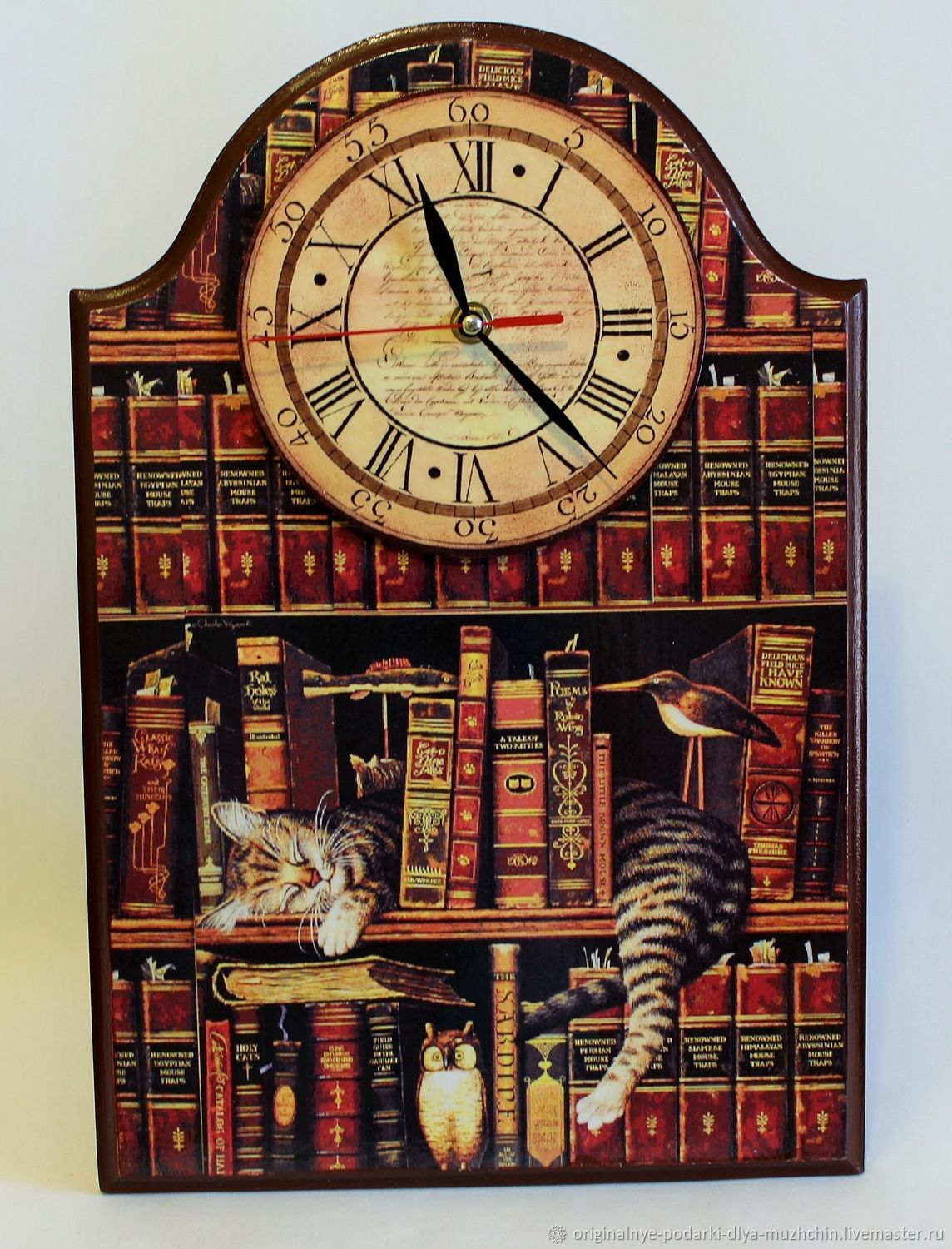 Часы книги в библиотеке. Часы в библиотеке. Оригинальные настенные часы. Настенные часы для библиотеки. Часы из книжек.