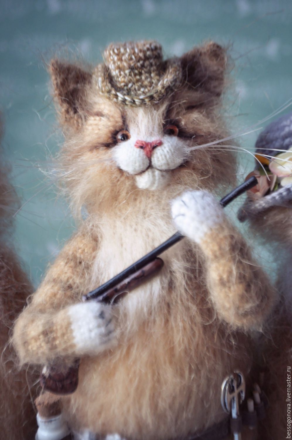 A GOOD HUNTING cat Knitted        