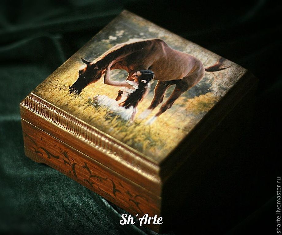 The box with the horse Tenderness
