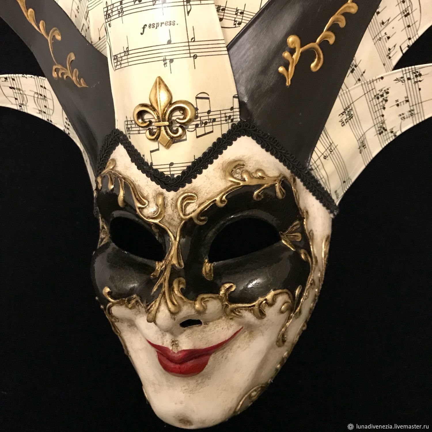 Театральная маска купить. Венецианская маска Арлекин. Венецианская маска Маттачино. Арлекино Шут в маске. Р.Лейкер венецианская маска 2.