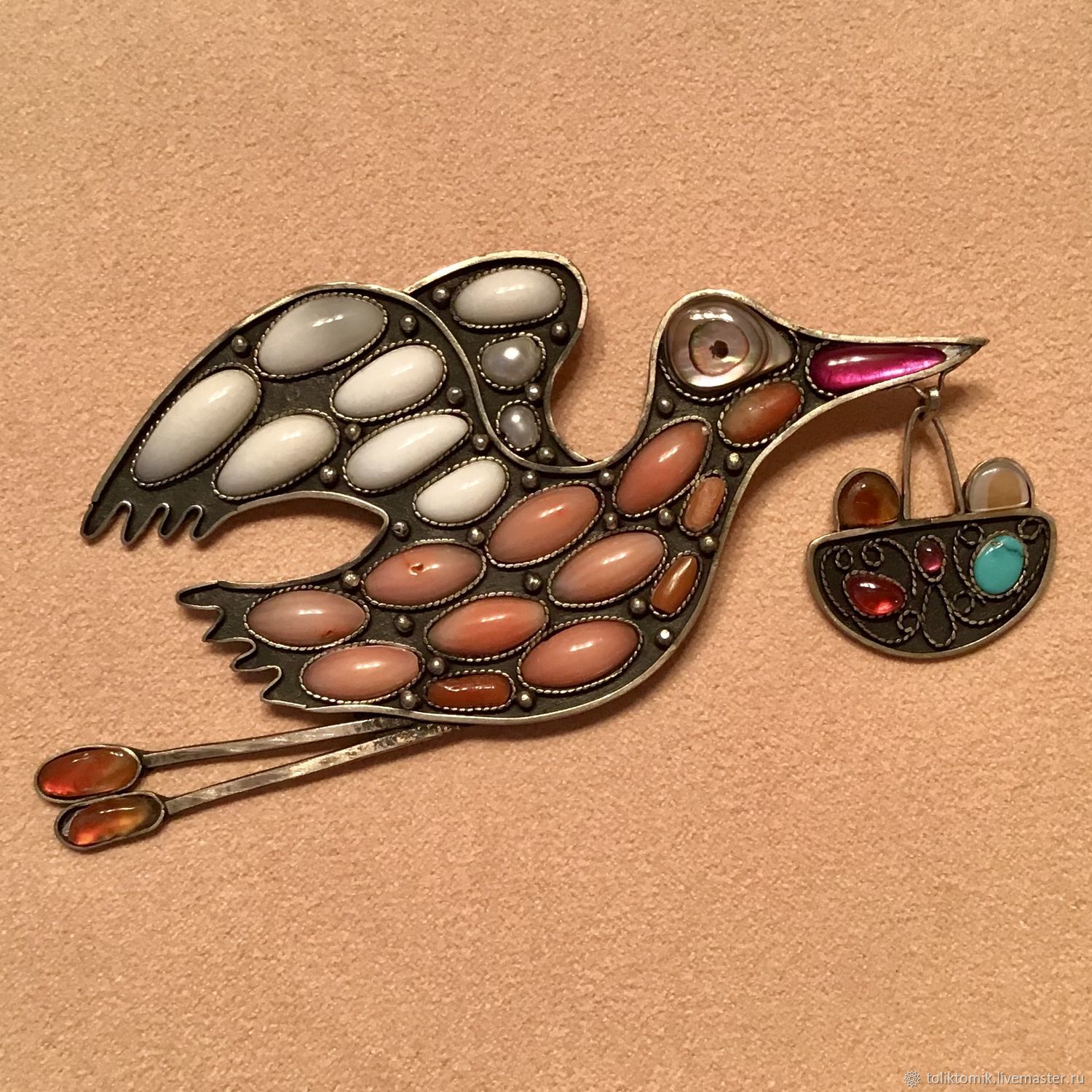 единственная брошь осталась в галерее. брошь гранат из бисера и страз. брошь листик. анютины глазки фаберже. единственная брошь осталась в галерее.