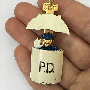 Винтаж ручной работы. Ярмарка Мастеров - ручная работа Винтаж: Hattie Carnegie механическая  брошь Полицейский. Handmade.