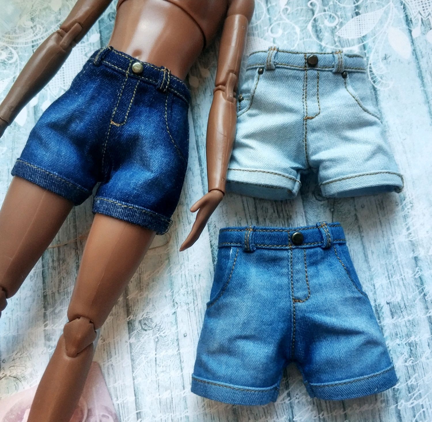 Шорты для куклы. Барби в шортах. Джинсовые шорты для кукол. Шортики для Барби.