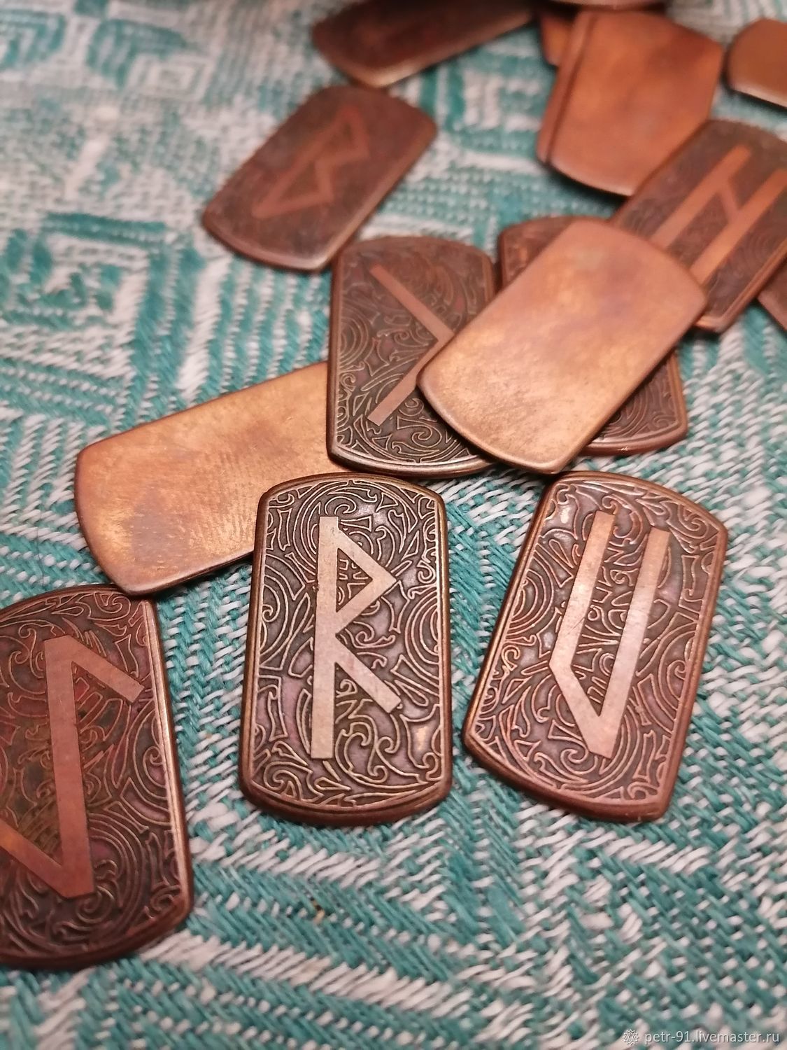 Плашки из можжевельника. Скандинавские руны. Бусина дракон. Формочки для рун из глины. Руны санкт петербург.