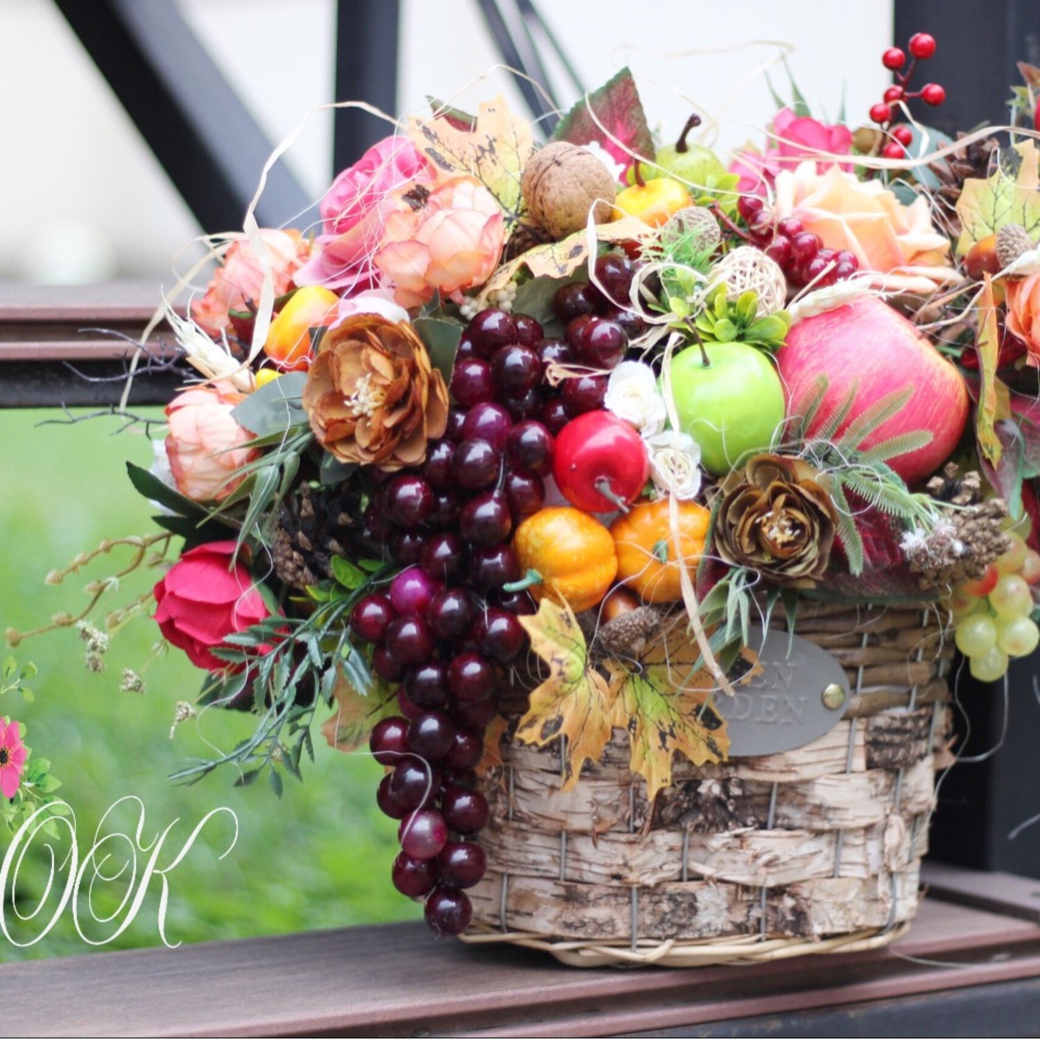 Осенняя корзинка с искусственными фруктами и цветами. Осенний букет