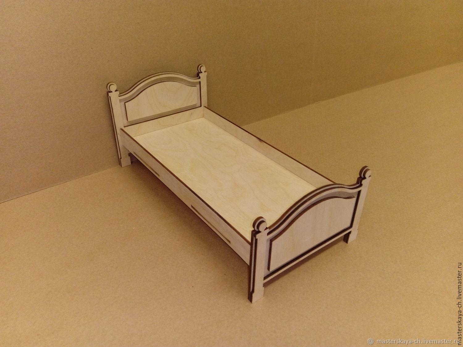 кукольная кровать с опускающейся или съемной боковой стенкой