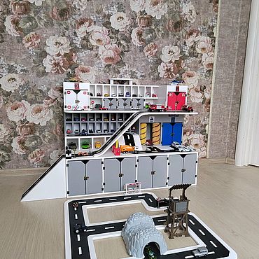 Куклы и игрушки ручной работы. Ярмарка Мастеров - ручная работа Парковка для машинок с боксами спец служб. Handmade.