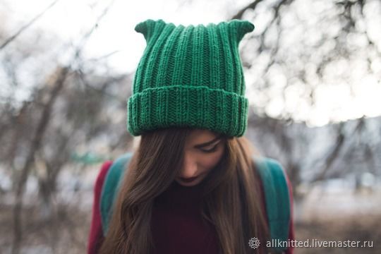 Девушка в зеленой шапке