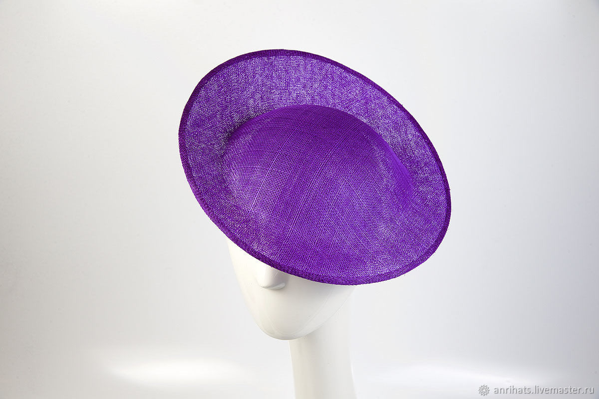 Основа для изготовления шляпок, вуалеток.
Полуфабрикат для изготовления головных уборов
Круглая основа фиолетового цвета с поднятым задним краем