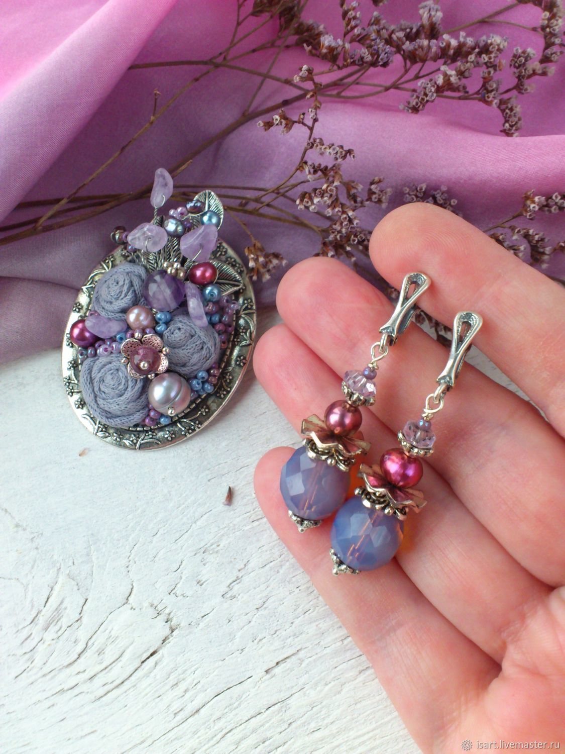 Брошь из бисера перо. Серьги с брошью. Серьги с брошью. Стильные украшения. Брошки сережки.