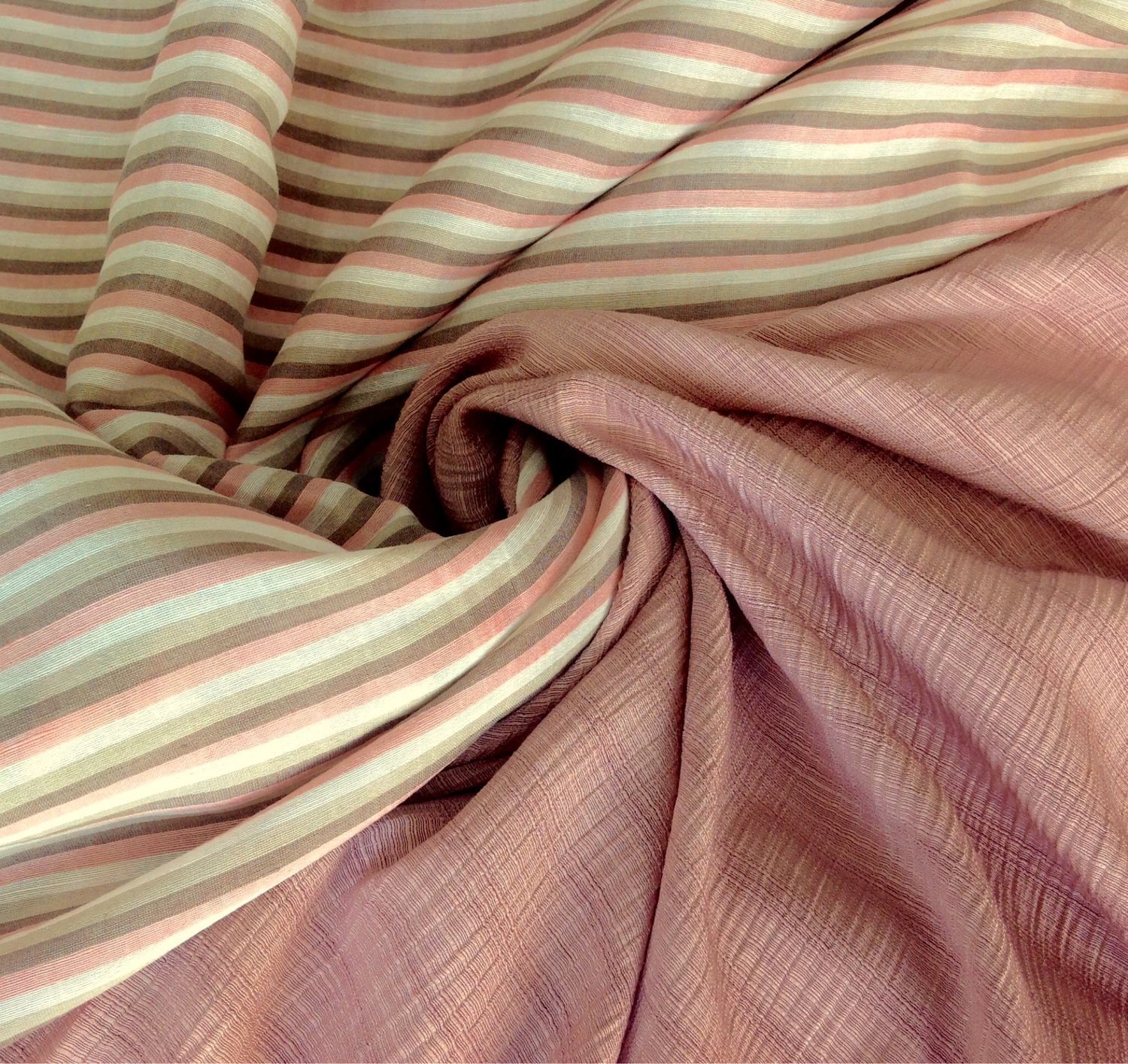 Ткани изготавливаются из. Вискоза ткань натуральная. Вискозное волокно ткани. Вещи из вискозы. Медно-аммиачное волокно.