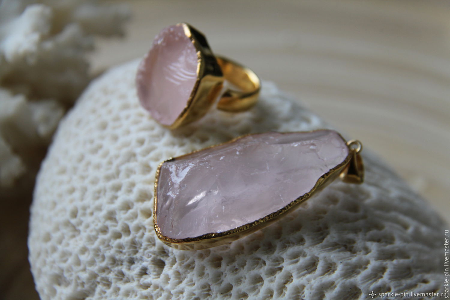 Камневеды кольцо розовым кварцем