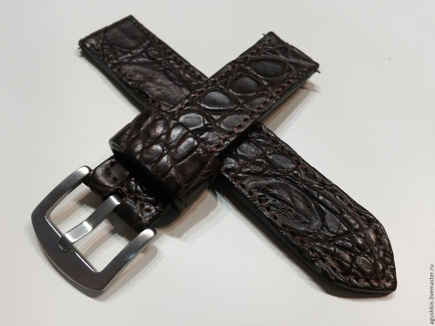 Ремешок для часов из крокодила. Ремешок для часов хаки кожа крокодила. Ремень из крокодиловой кожи. Ремешок для часов из крокодила. Зеленый крокодиловый ремешок на часах.