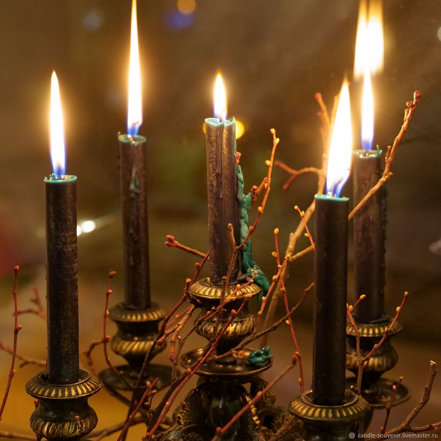 Старинный канделябр со свечами