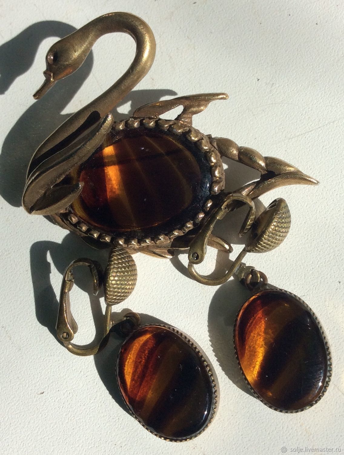 люцит. люцит. люцит (lucite). броши трифари люцита. люцит в бижутерии.