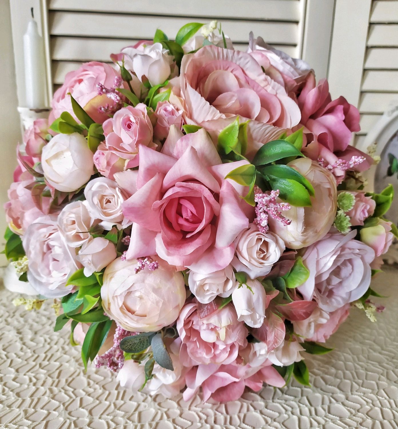 Цветочная композиция из роз на стол молодоженов