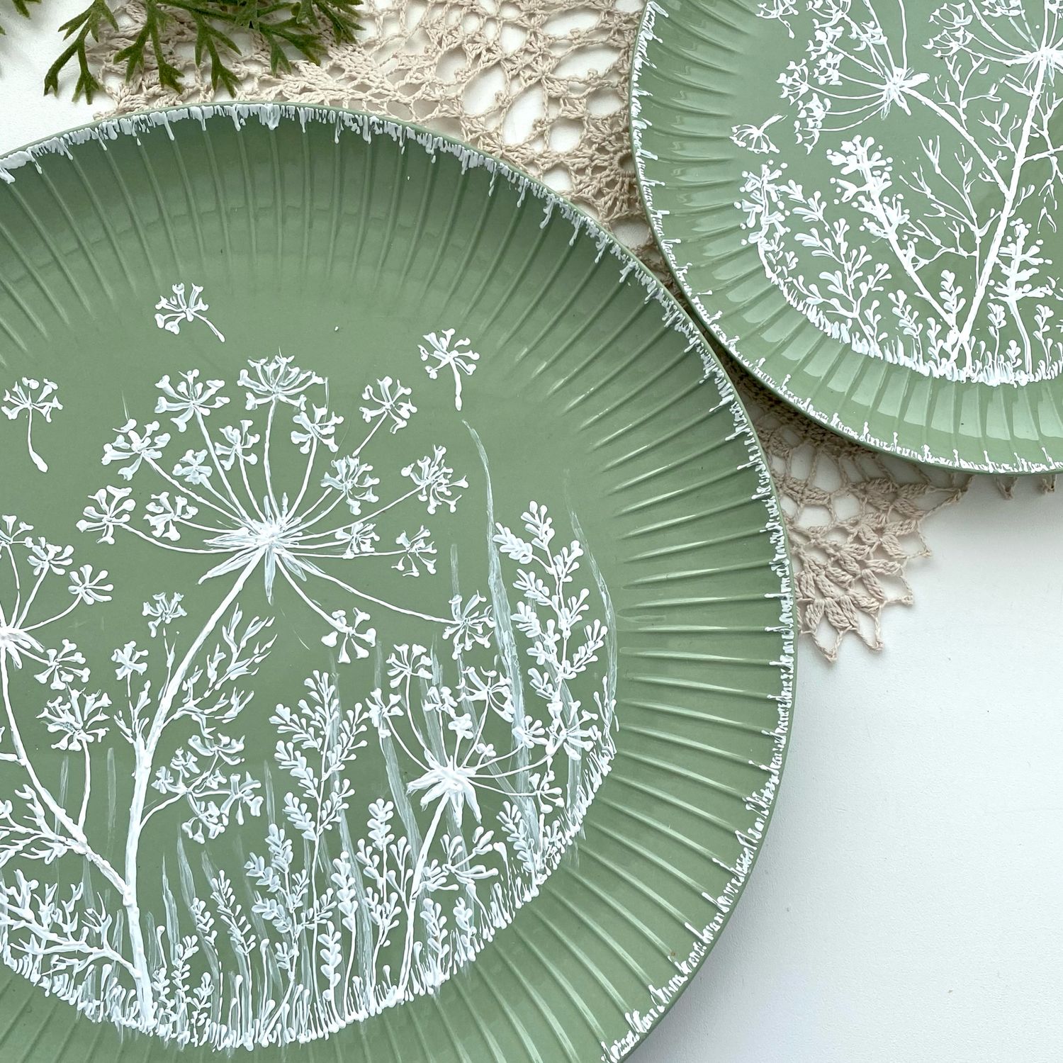 ботанические декоративные тарелки. посуда с весенними мотивами. рисунки на тарелках трава. идеи для тарелок. тарелки с травами.