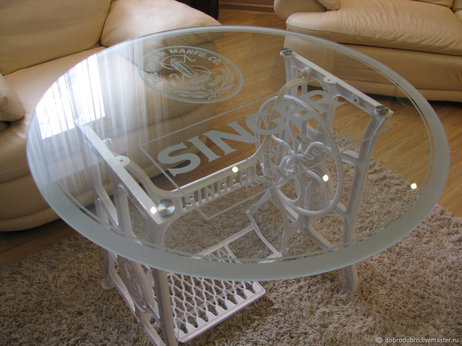 Стеклянный столик из швейной машинки
