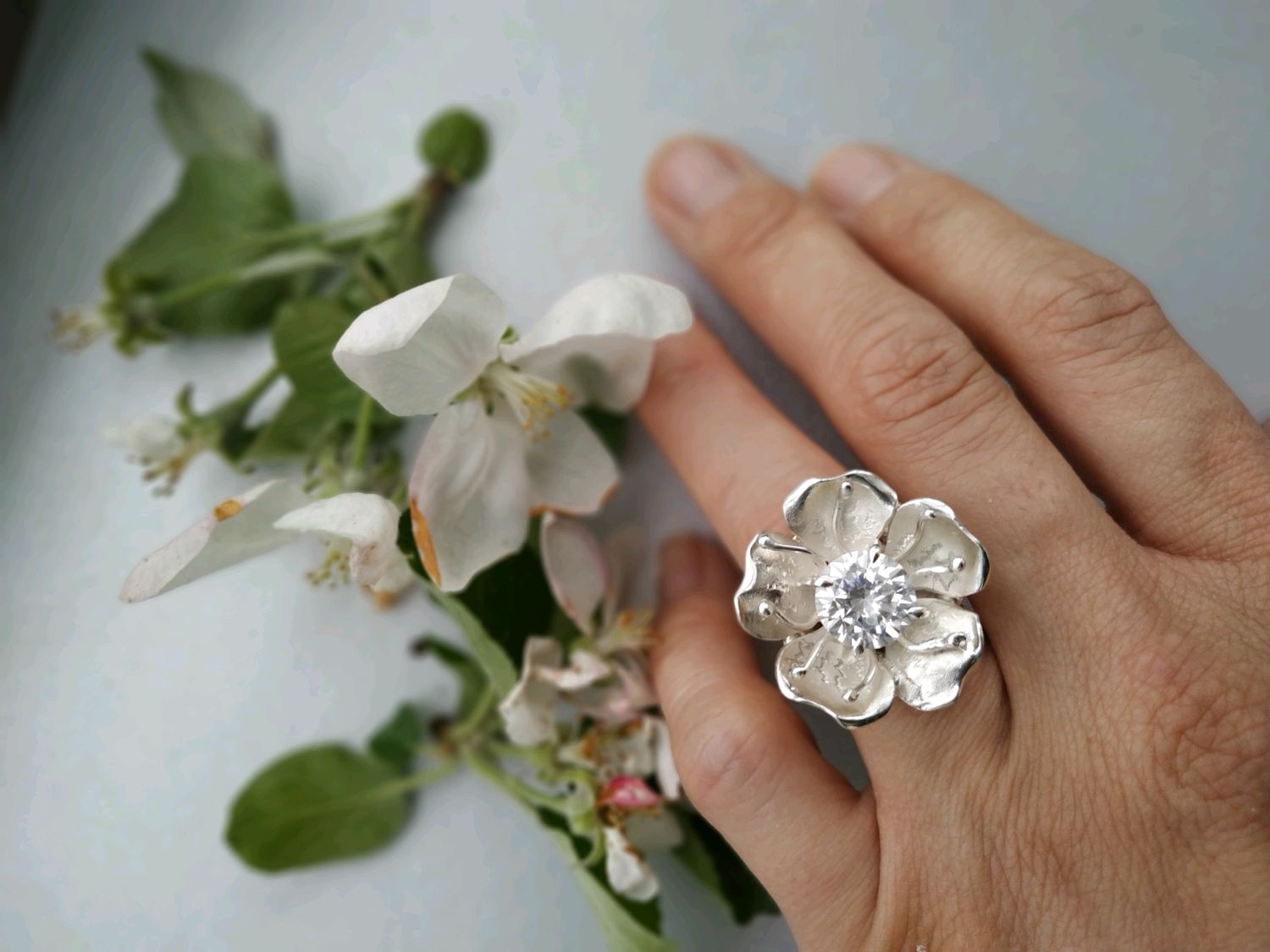 Цветочное кольцо 1. Кольцо цветы. Kolso svetok. Кольцо с цветочком. Серьги Яблоневый цвет.