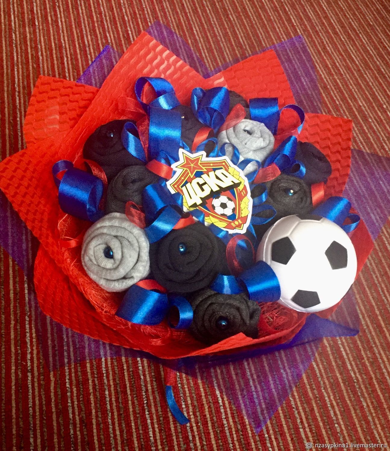 Что подарить другу который любит футбол. Подарки на 23 февраля мальчикам. Подарки на футбольную тематику. Конфетные подарки для мальчика футбольный мяч. Оригинальный букет для мальчика.