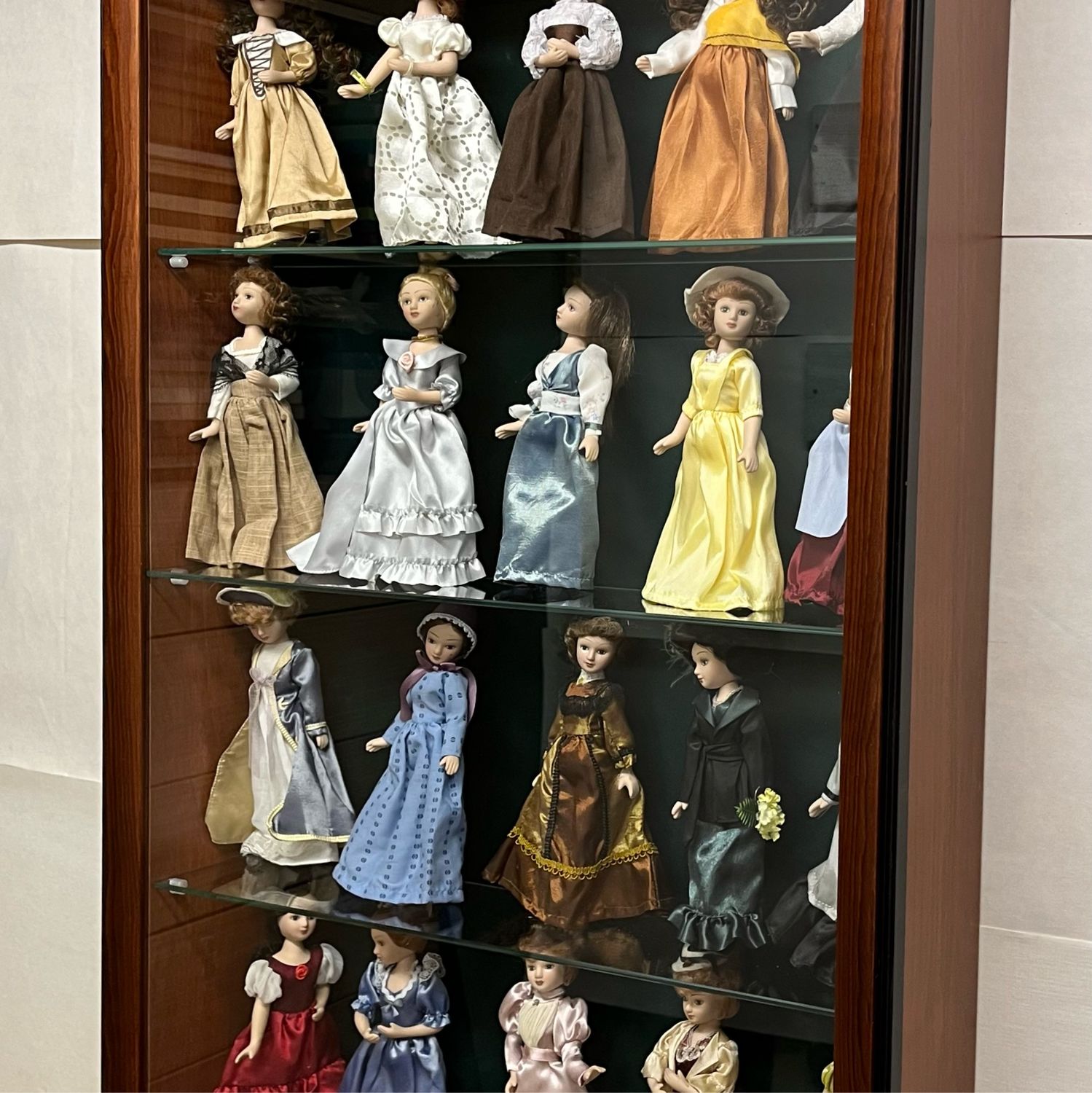Шкаф витрина для кукол