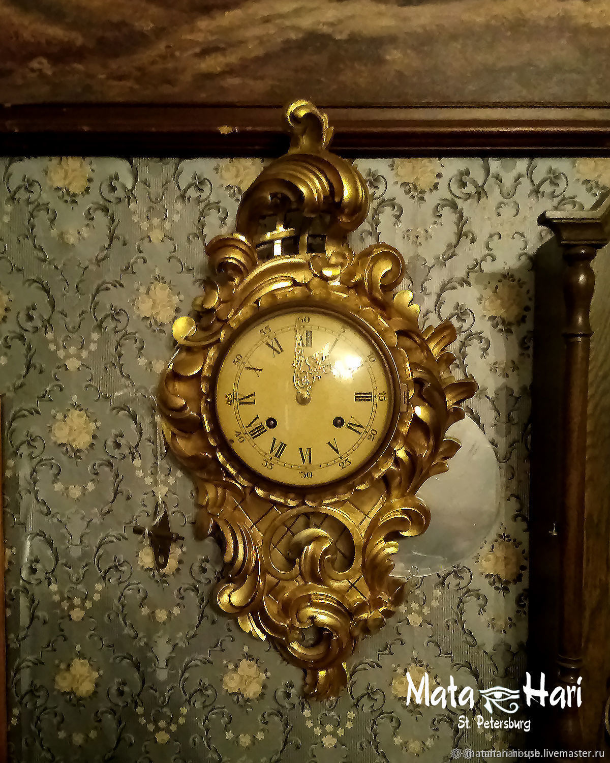 Часы позолоченные закопченные стены. Старинные настенные часы с позолотой. Часы с позолотой настенные. Часы настенные позолоченные. Деревянные часы с позолотой.