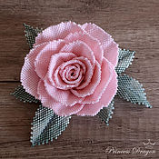 Брошь "Жемчужные розы" с цветами из бисера и сваровски