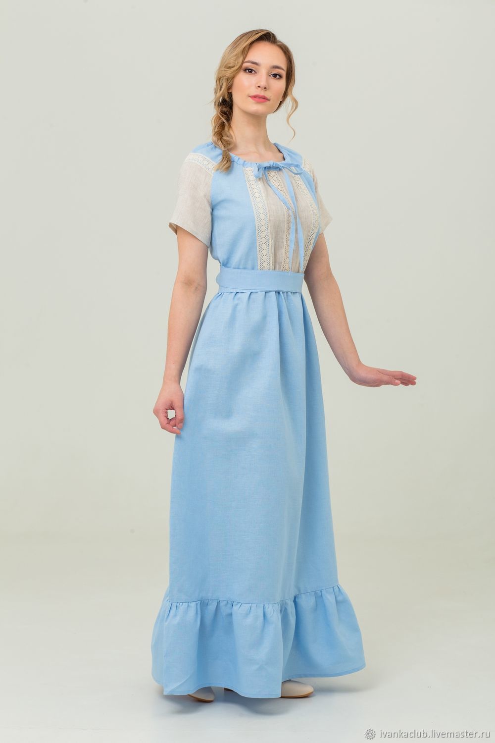 Голубое платье из льна