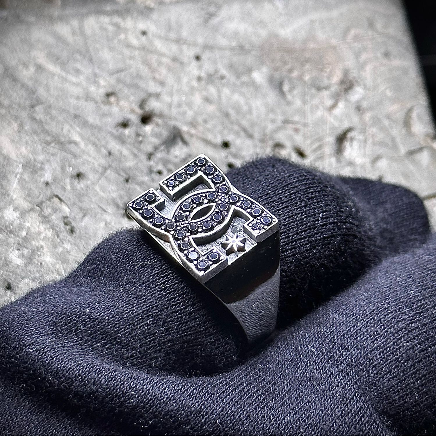 Перстень кольцо DC Shoes серебряное 925 с фианитами в интернет-магазине ...