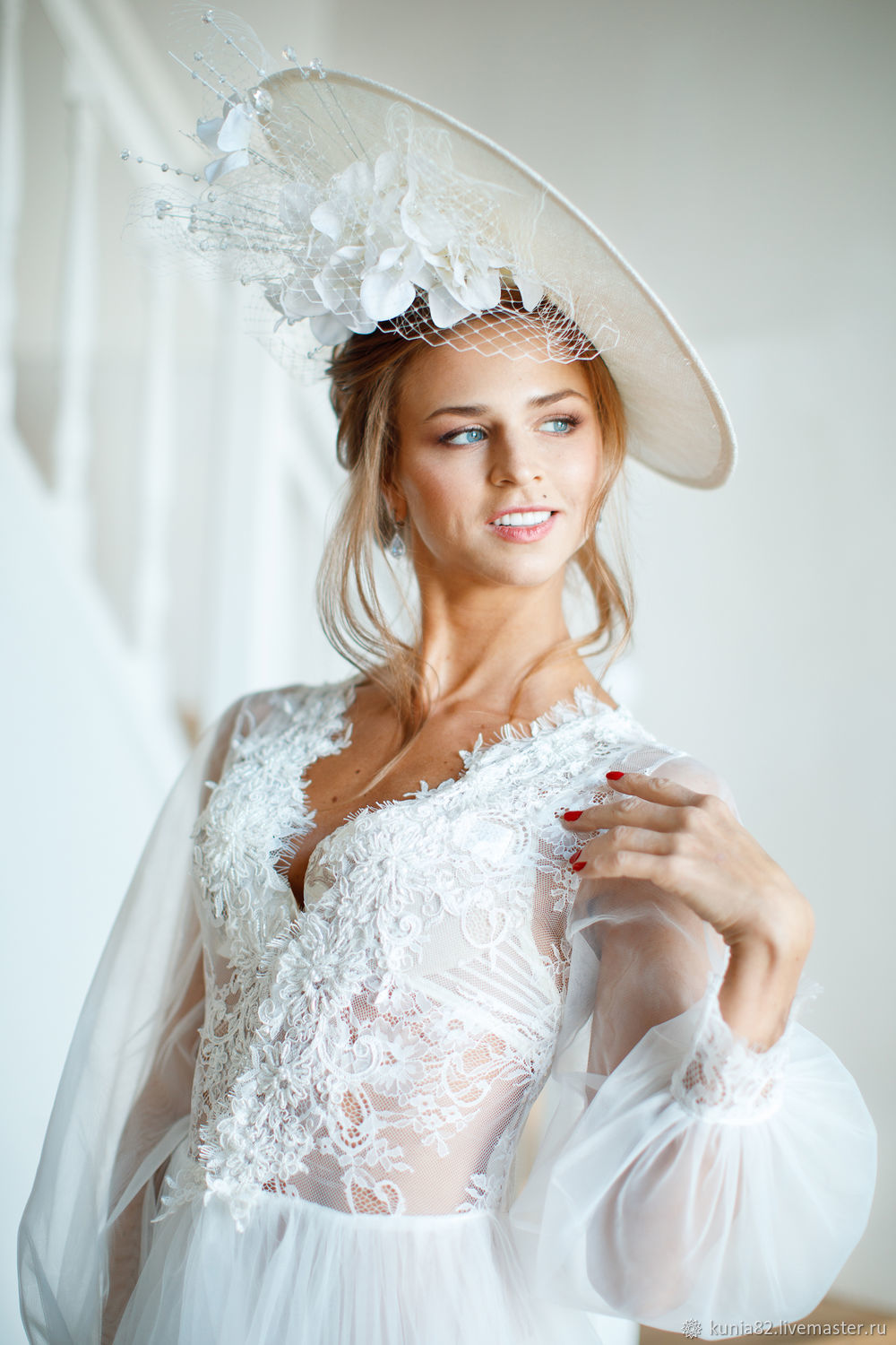 Свадебное платье с шляпой