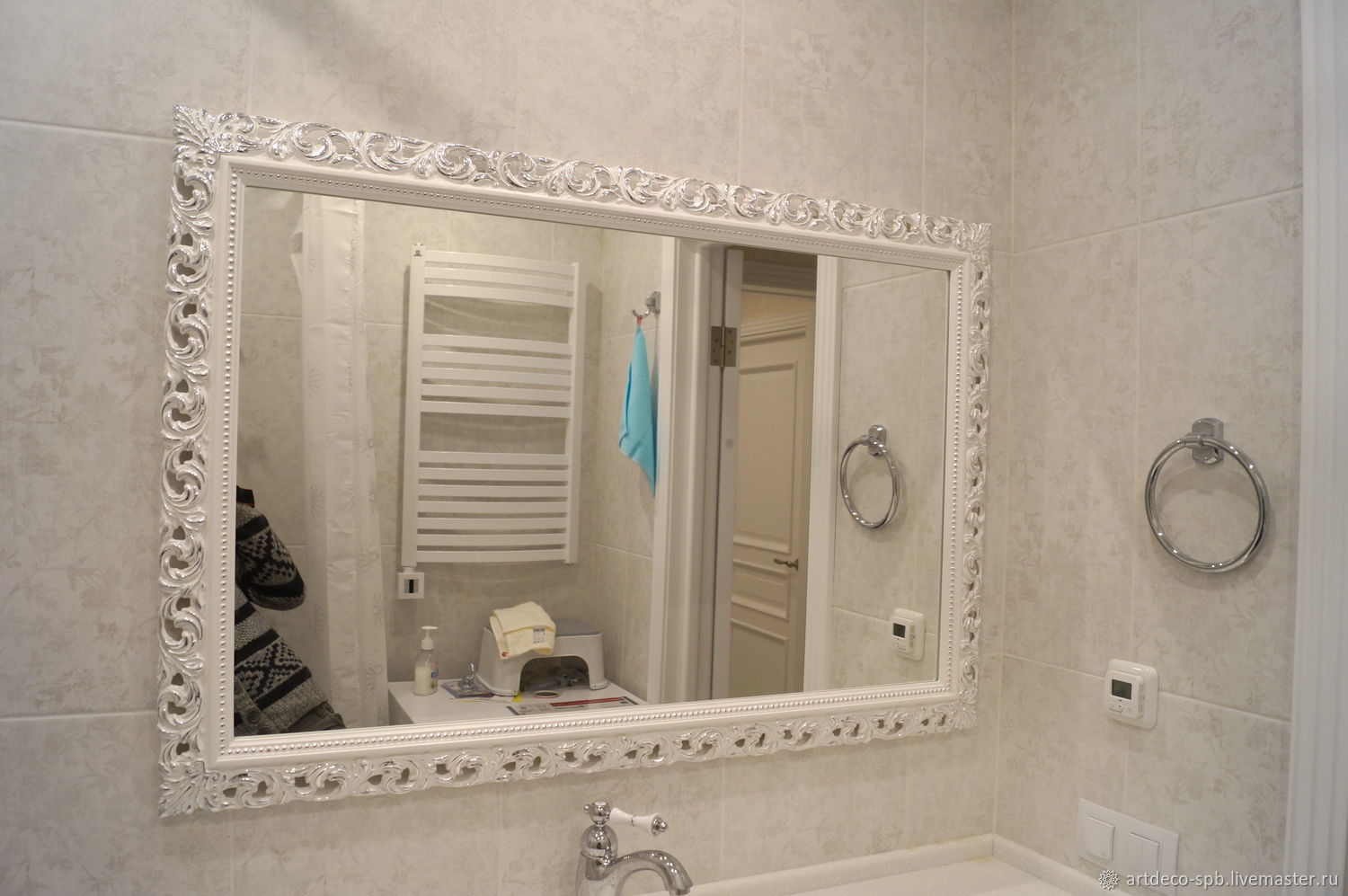 Зеркало в раме в ванную комнату