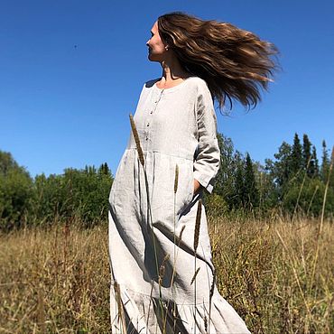 человек в одежде из натурального льна на природе