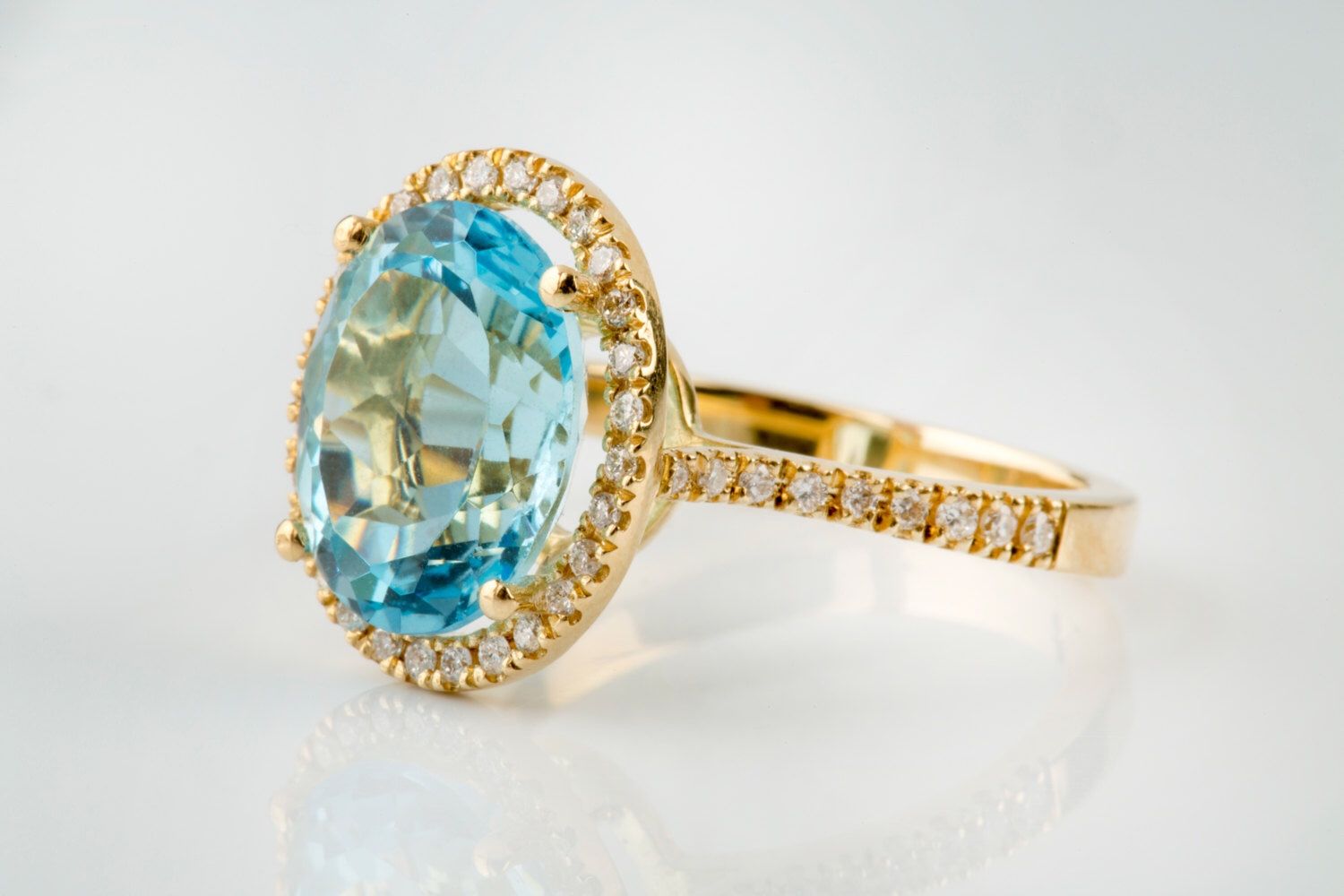 Кольца с голубым топазом из золота фото