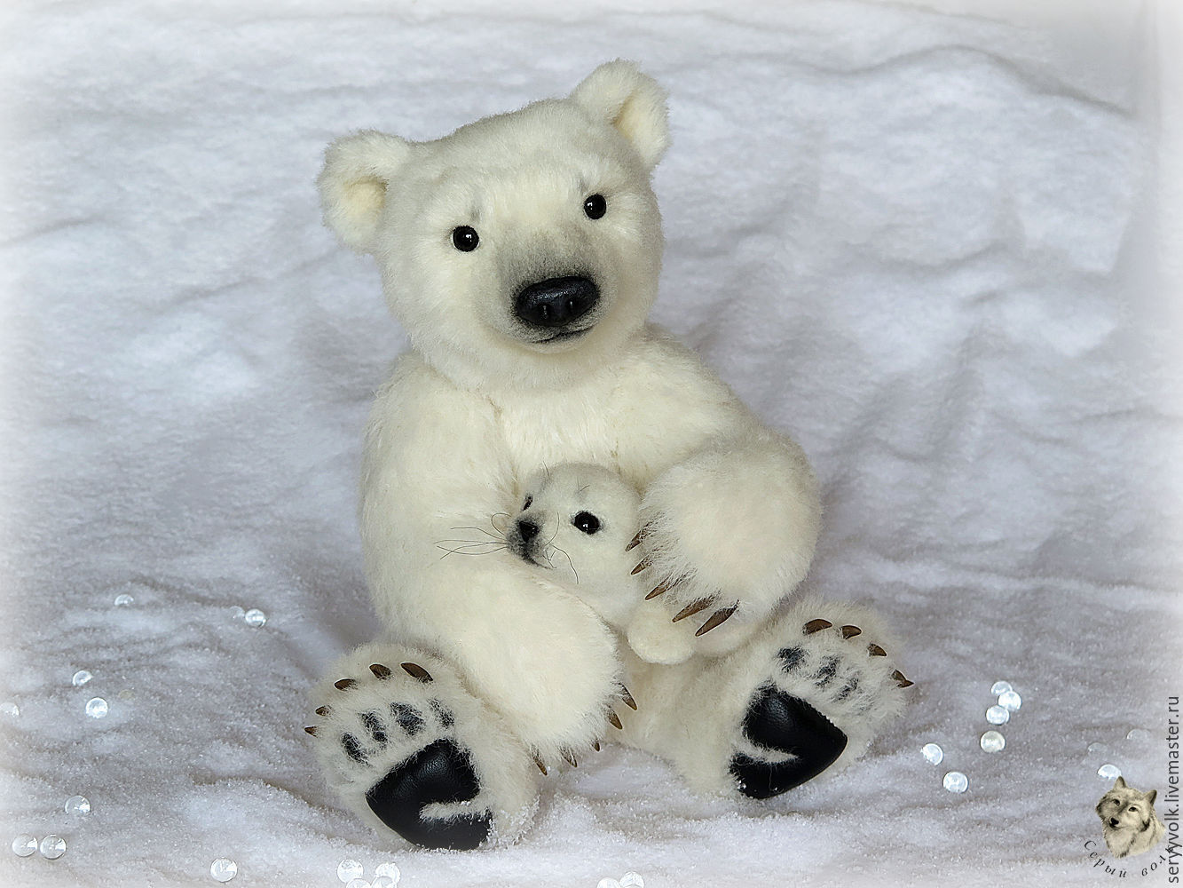 Белый медведь из снега