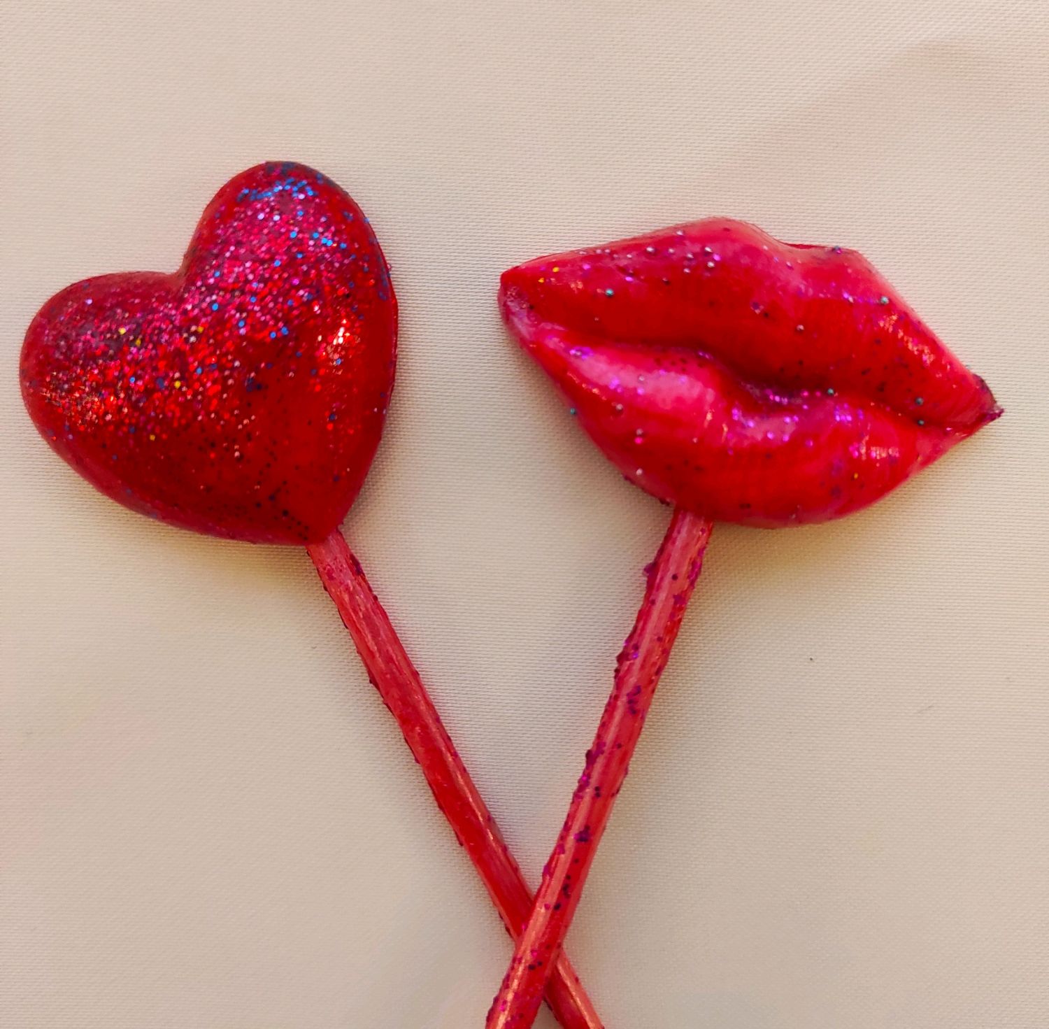 Хенд мейд идеи для бизнеса. Вышитые гладью губы. Хенд мейд идеи. Вышивка гладью губы. Kiss me красивым шрифтом.