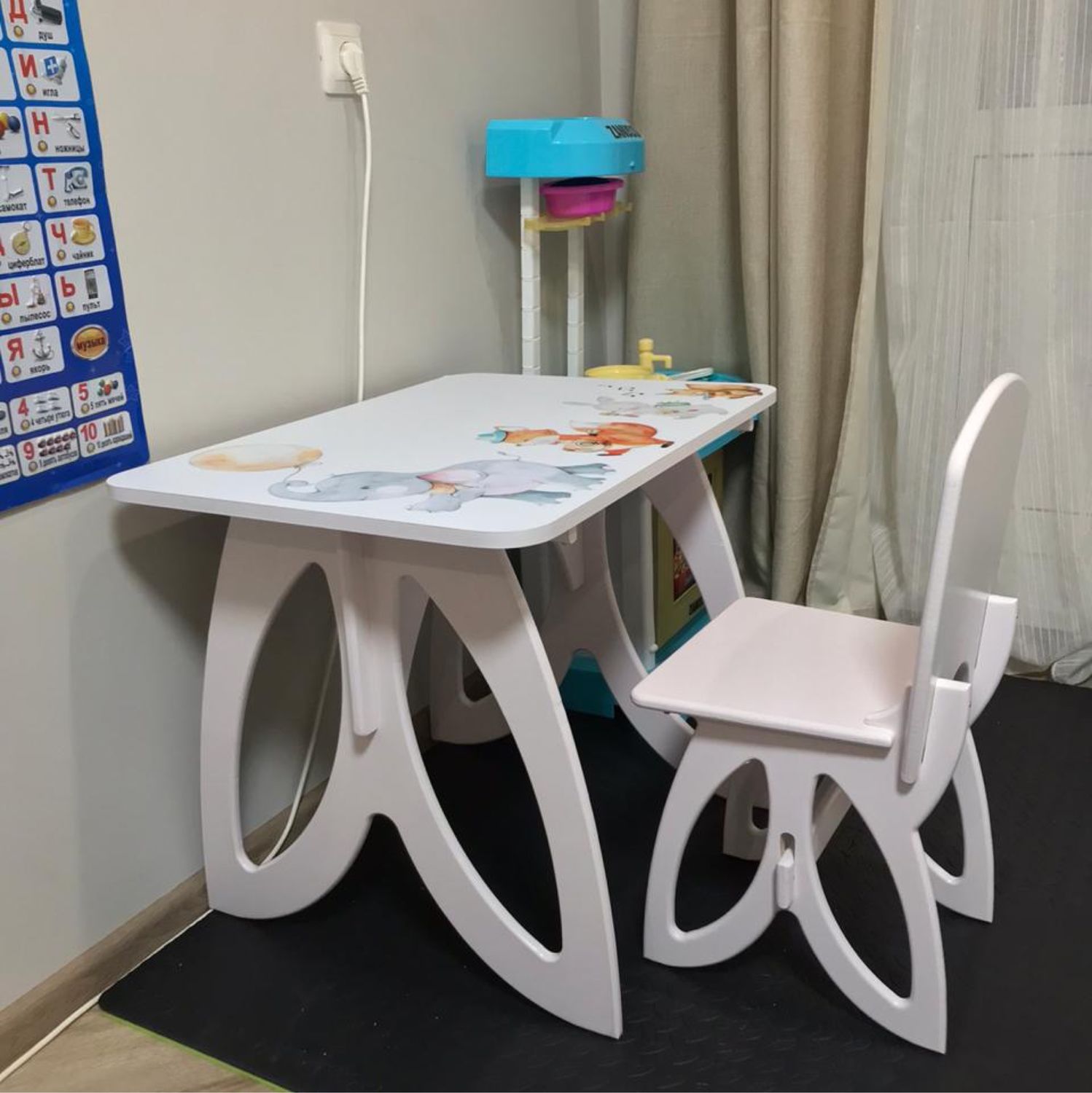 Детский столик с полочками и стульчик